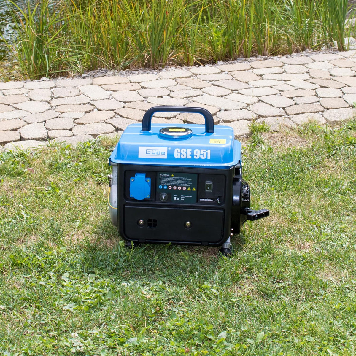 Güde Generador de corriente GSE 951 (motor de 2 tiempos, gasolina, 1/1,36 kW/CV, 1 toma de corriente de 230 V, máx. 720 W, autonomía hasta 7,5 h, depósito de 3,8 L, arranque de reversión, asa, peso